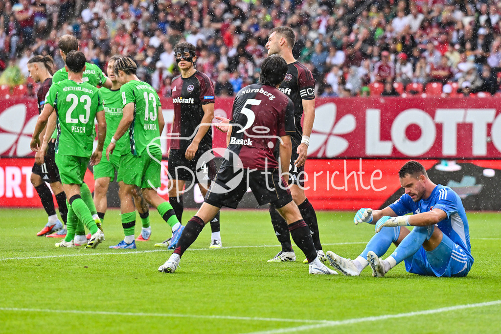 1. FC Nürnberg - Borussia Mönchengladbach | Die Nuerberger um Christian MARHEINIA (1. FC Nuernberg 26) aergern sich nach dem Gegentreffer zum 0-2 durch Marvin FRIEDRICH (Borussia Moenchengladbach 5) / Tor / Torschuetze / Freude / Happy / Testspiel: 1. FC Nuernberg - Borussia Mönchengladbach, Max-Morlock Stadion am 26.07.2025 / DFL REGULATIONS PROHIBIT ANY USE OF PHOTOGRAPHS AS IMAGE SEQUENCES AND/OR QUASI-VIDEO