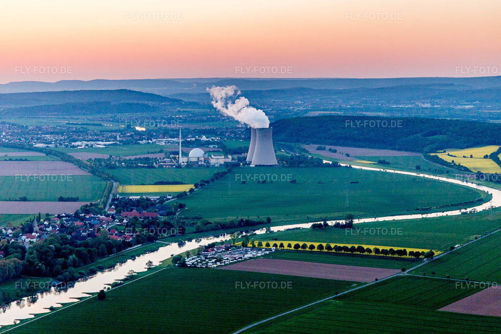 Luftbild: Reaktorblöcke, Kühlturmbauwerke KKW Kernkraftwerk Grohnde an der Weser im Abendrot in Grohnde. im Ortsteil Grohnde in Emmerthal im Bundesland Niedersachsen in Deutschland. Foto: IMG_107076.jpg vom 04.05.2018 durch Werner Riehm/FLY-FOTO.de