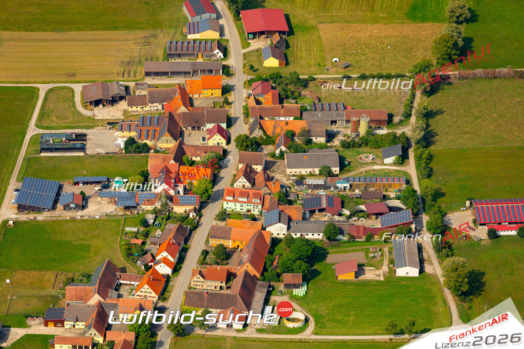 Das Luftbild zeigt : Meuchlein Colmberg - Die Luftaufnahme wurde 2024 vom UL-Flugzeug aus erstellt ( keine Drohne ) - Hochauflösende Luftaufnahme - Für grossformatige Ausdrucke geeignet. Die Geschenkidee !Mit Lizenz und Bildrechte bestellbar