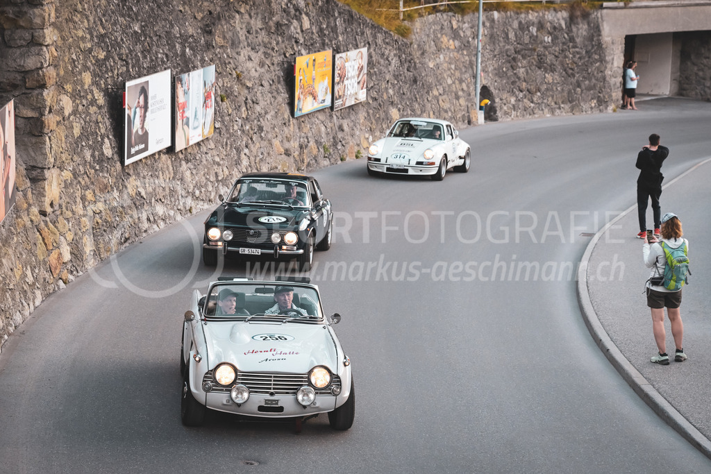 21. Arosa ClassicCar 2025 - 4. September 2025 | Hitsch Leu aus Arosa (SUI) in einem Triumph TR 5 aus dem Jahre 1968 mit Startnummer 256, Patric Iten aus Arosa (SUI) in einem Alfa Romeo 2000 GTV Bertone aus dem Jahre 1974 mit Startnummer 274 und Heinz Schuoler aus Muttenz (SUI) in einem Porsche 911 S aus dem Jahre 1974 mit Startnummer 314 am Arosa ClassicCar 2025..@arosaclassiccar, @arosa.official, #arosaclassiccar, #arosa, #76curves, #classiccar, Bild: Sportfotografie Markus Aeschimann | www.markus-aeschimann.ch - Realisiert mit Pictrs.com