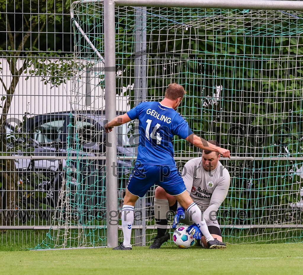 2023-08-04_091_FC_Forstern_gegen_FC_Langengeisling_II | Forstern, Deutschland, 04.08.2023:
Fußball, Kreisklasse 2023 / 2024, 1. Spieltag, FC Forstern gegen FC Langengeisling II, Endergebnis: 2:1

Kilian Kaiser (FC Langengeisling, #14), Torwart Kilian Schaufler (FC Forstern, #22)

Foto: Christian Riedel / fotografie-riedel.net