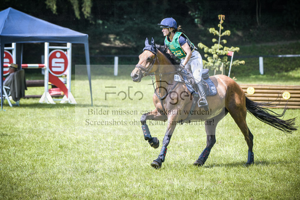 DOS_9831 | Entdecke hochwertige Reitturnierfotos von Foto Oger. Professionell, emotional und authentisch – jetzt Lieblingsmomente im Shop bestellen.Deutschlandweite Turnierfotografie. - Realisiert mit Pictrs.com