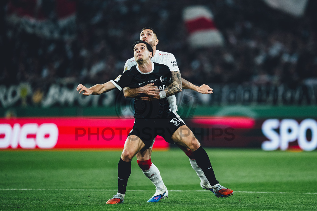 VfB Stuttgart vs. SC Freiburg, Fussball, DFB-Pokal, Halbfinale, 23.04.2026 | Zweikampf zwischen Igor Matanovic (SC Freiburg, #31) und Jeff Chabot (VfB Stuttgart, #24),VfB Stuttgart vs. SC Freiburg, Fussball, DFB-Pokal, Halbfinale, 23.04.2026DFB regulations prohibit any use of photographs as image sequences and/or quasi-video