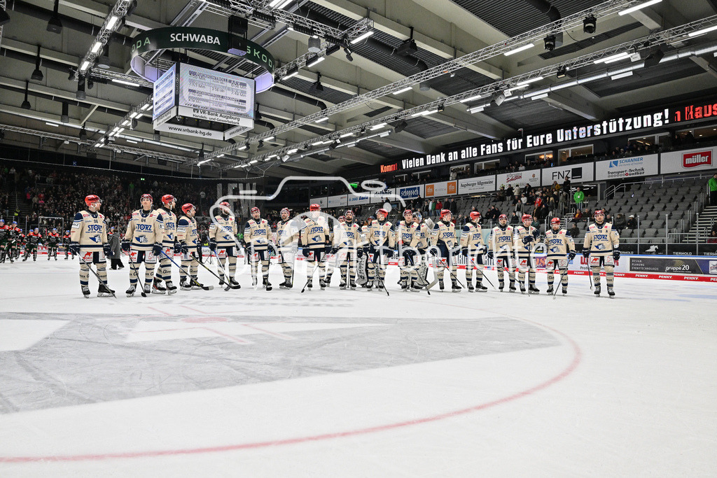 Augsburger Panther - Schwenninger Wild Wings | Die Spieler der Wild Wings feier zusammen mit ihren Fans den Sieg in Augsburg / DEL: Augsburger Panther - Schwenninger Wild Wings, Curt Frenzel Stadion am 24.01.2025