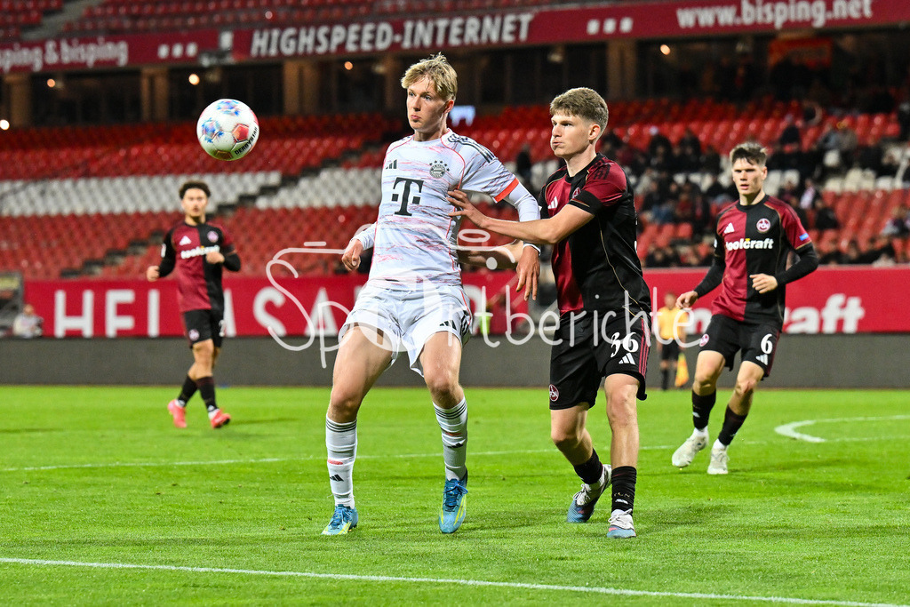 1. FC Nürnberg II - FC Bayern Amateure | NÜRNBERG, GERMANY - 21. APRIL: im Duell Leopold SCHMID (FC Bayern München II 13) und Kristian MANDIC (1. FC Nürnberg II 36) während dem Match zwischen dem 1. FC Nürnberg II und den Amateuren des FC Bayern am 30. Spieltag der Regionalliga Bayern im Max-Morlock Stadion