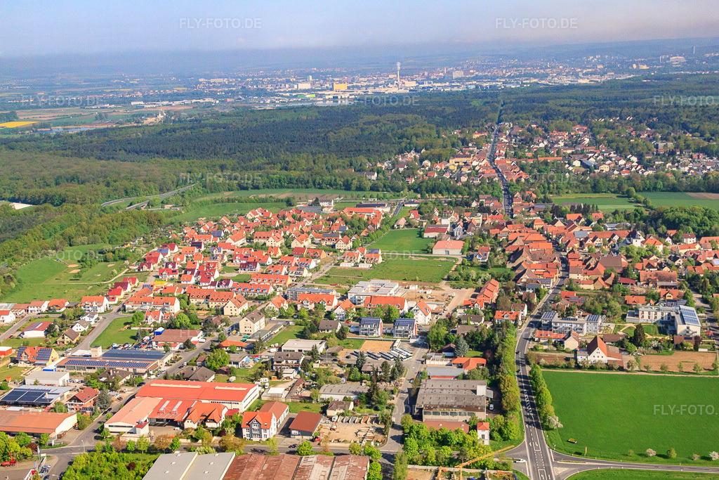 Luftbild: Hauptstraße von Süden in Schwebheim im Bundesland Bayern in Deutschland. Foto: IMG_57107.jpg vom 08.05.2013 durch Werner Riehm/FLY-FOTO.de