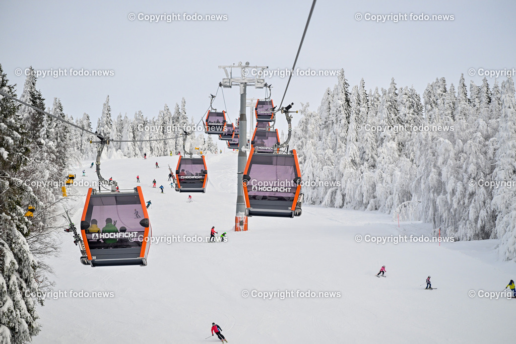 Hochficht_ Skigebiet_ Boehmerwald_ Saisonopening_ 08.12.2023-59 | 08.12.2023, Hochficht, AUT, Skigebiet Hochficht, Boehmerwald, Saisonopening 2023, im Bild Gondel, Bergbahn, Panorama, Piste, Skifahrer
