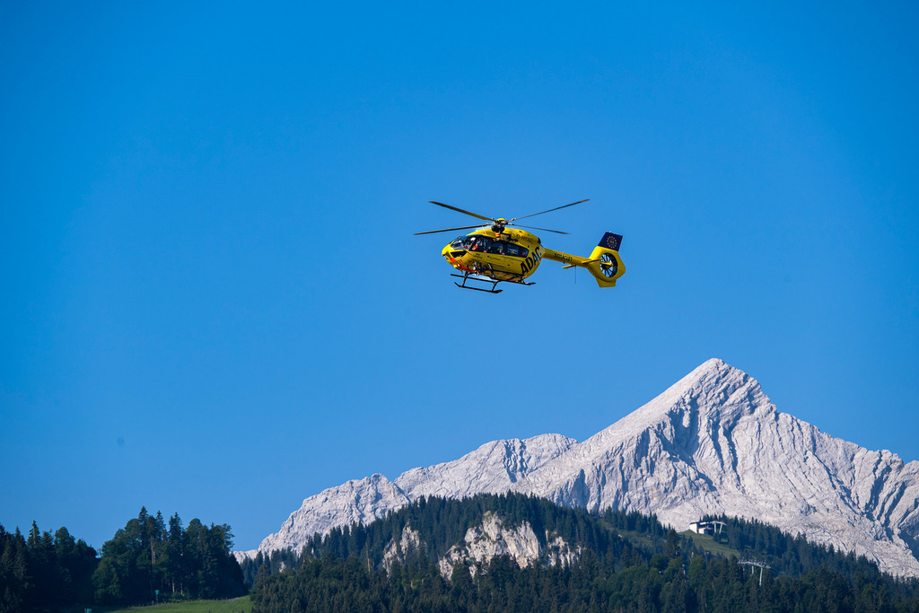 Gelber Engel über den Gipfeln: Rettungseinsatz vor der Alpspitze | Ein gelber ADAC-Rettungshubschrauber zieht vor strahlend blauem Himmel seine Bahn, während im Hintergrund die markante, felsige Pyramide der Alpspitze majestätisch emporragt. Die Szenerie vermittelt ein starkes Gefühl von Sicherheit, Einsatzbereitschaft und Hoffnung inmitten der imposanten alpinen Natur. Das Zusammenspiel aus hochmoderner Flugtechnik und der unerschütterlichen Kraft der Berge fängt die Faszination der Luftrettung in einer atemberaubenden Kulisse perfekt ein. - Realisiert mit Pictrs.com