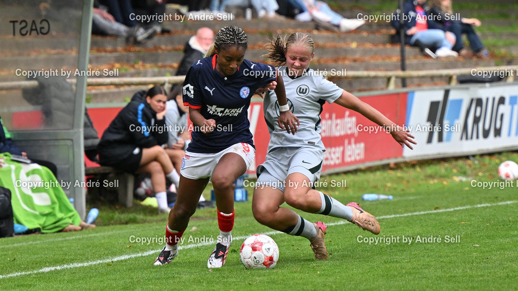 Holstein Kiel vs VfL Wolfsburg II | Janine Minta (Holstein #9) vs Annika Müller (Wolfsburg #25) / Fußball-Regionalliga Nord Frauen 2026/2027 / Holstein Kiel vs VfL Wolfsburg II / Waldwiese / Kiel / 13.09.26 - Realisiert mit Pictrs.com