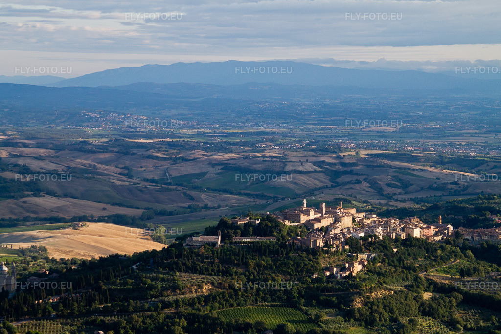 Vue aérienne: La vieille ville et le centre-ville de Toscane. Montepulciano et les collines argileuses de Valiano, Abbadia di Montepulciano, Sant'Albino, Argiano, San Gavino et Gracciano en bordure de la plaine constituent la zone viticole du noble vin de Montepulciano à Montepulciano dans le département Siena, Italie. Photo: IMG_43379.jpg prise le 25/07/2011 par Werner Riehm/FLY-FOTO.eu – Résolution de l'original: 4272 x 2848 px