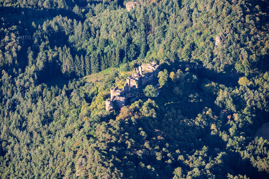 Luftbild: Burgenmassiv Altdahn aus Norden mit Burgruine Grafendahn und Burgruine Tanstein in Dahn im Bundesland Rheinland-Pfalz in Deutschland. – Foto: IMG_158701.jpg vom 14.08.2026 durch Werner Riehm/FLY-FOTO.de – Auflösung des Originals: 6000 x 4000 px – Dahner Burgen . Burgenlandschaft Pfalz – Altdahner Burgengruppe