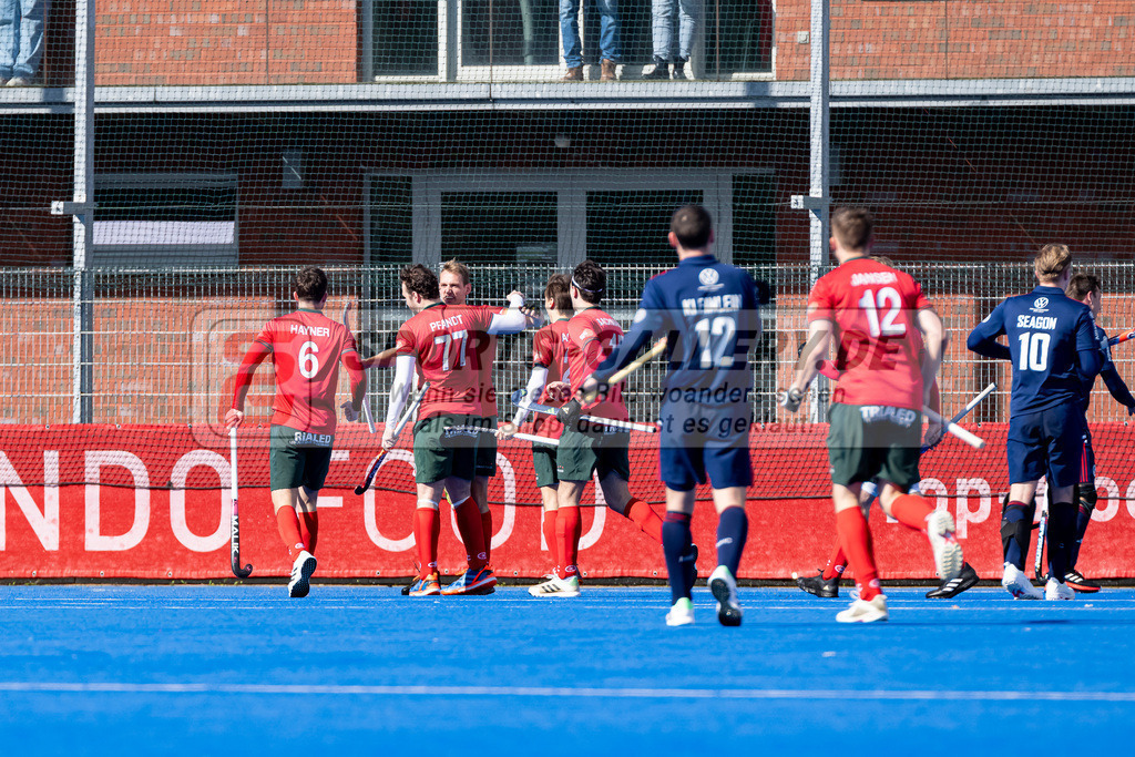 HK_20240323_109935 | 1. Bundesliga Hockey Herren Crefelder HTC - Mannheimer HC am 23.3.2024 Crefelder HTC  Hüttenallee, Krefeld , Julius Hayner ( Crefelder HTC #6 ) , Masi Pfandt ( Crefelder HTC #77 ) , Niklas Wellen ( Crefelder HTC 10 ) , Laurens Bernmhard ( Crefelder HTC #13 )