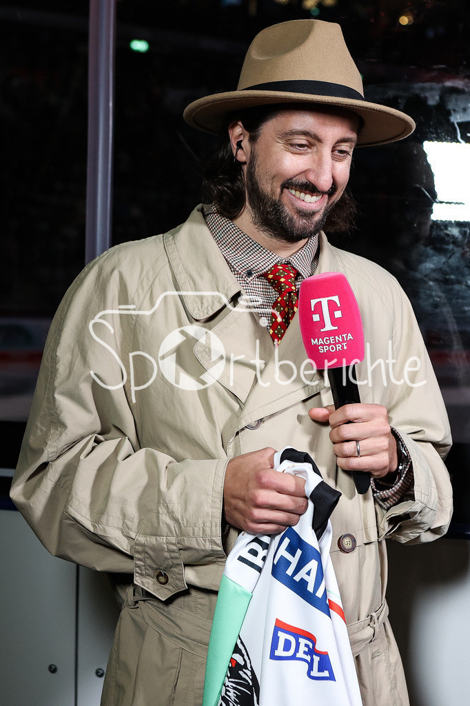 Augsburger Panther - Nürnberg ICE Tigers | Patrick EHELECHNER am Mikrofon von Magenta Sport beim Retro Spiel zwischen Augsburg und Nuernberg