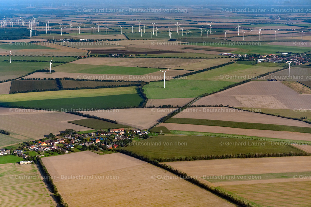 4062471 | ZEUDEN 08.09.2021 Landwirtschaftliche Nutzflächen und Feldgrenzen umsäumen das Siedlungsgebiet des Dorfes in Zeuden im Bundesland Brandenburg, Deutschland. // Agricultural land and field boundaries surround the settlement area of the village in Zeuden in the state Brandenburg, Germany. Foto: Gerhard Launer
