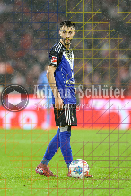 1. FC Köln vs Hamburger SV - 1. Bundesliga  | Köln, Deutschland, 02.11.25:   Fabio Vieira (Hamburger SV) schaut waehrend des Spiels der Bundesliga zwischen  1. FC Köln vs Hamburger SV in der RheinEnergieStadion(Foto von Brauer-Fotoagentur / Adrian Schlueter)
