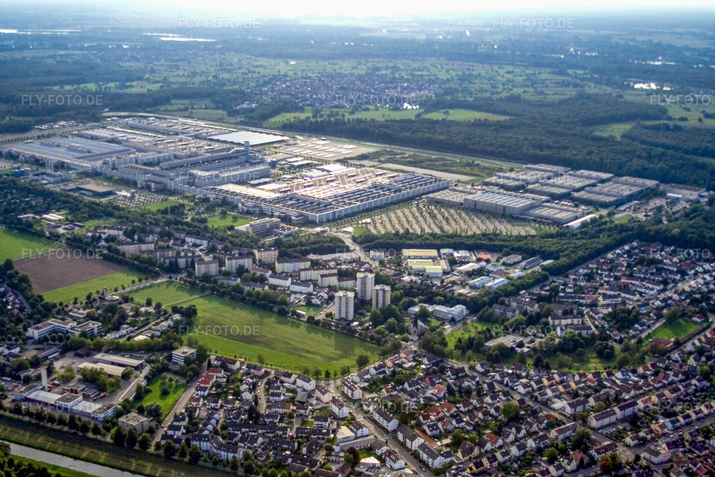 Luftbild: Mercedes-Benz Werk Rastatt im Ortsteil Rheinau in Rastatt im Bundesland Baden-Württemberg in Deutschland. Foto: IMG_3861.jpg vom 10.09.2006 durch Werner Riehm/FLY-FOTO.de