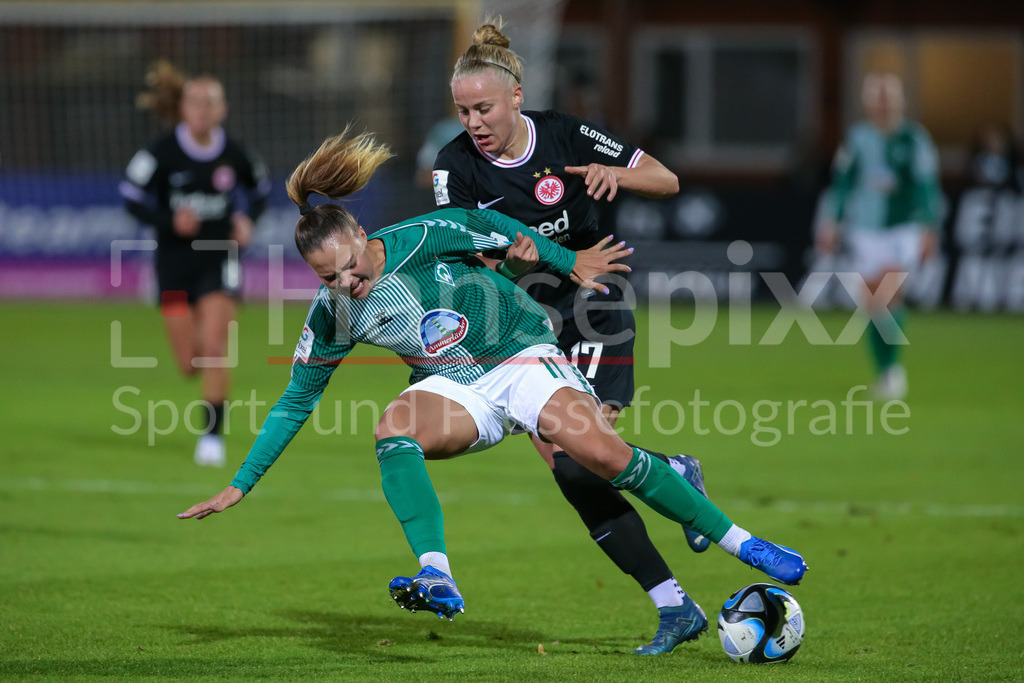 Fussball, Google Pixel Frauen-Bundesliga, SV Werder Bremen - Eintracht Frankfurt | v.li.: Maja Sternad (SV Werder Bremen, 11) und Pia-Sophie Wolter (Eintracht Frankfurt, 17) im Zweikampf, Duell, Dynamik, Aktion, Action, Spielszene, DIE DFB-RICHTLINIEN UNTERSAGEN JEGLICHE NUTZUNG VON FOTOS ALS SEQUENZBILDER UND/ODER VIDEOÄHNLICHE FOTOSTRECKEN. DFB REGULATIONS PROHIBIT ANY USE OF PHOTOGRAPHS AS IMAGE SEQUENCES AND/OR QUASI-VIDEO.