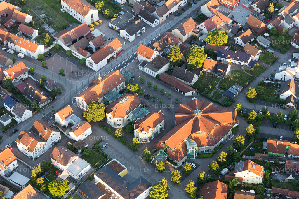Luftbild: Bürgerhaus im Ortsteil Linkenheim in Linkenheim-Hochstetten im Bundesland Baden-Württemberg in Deutschland. Foto: IMG_100935.jpg vom 10.06.2017 durch Werner Riehm/FLY-FOTO.de