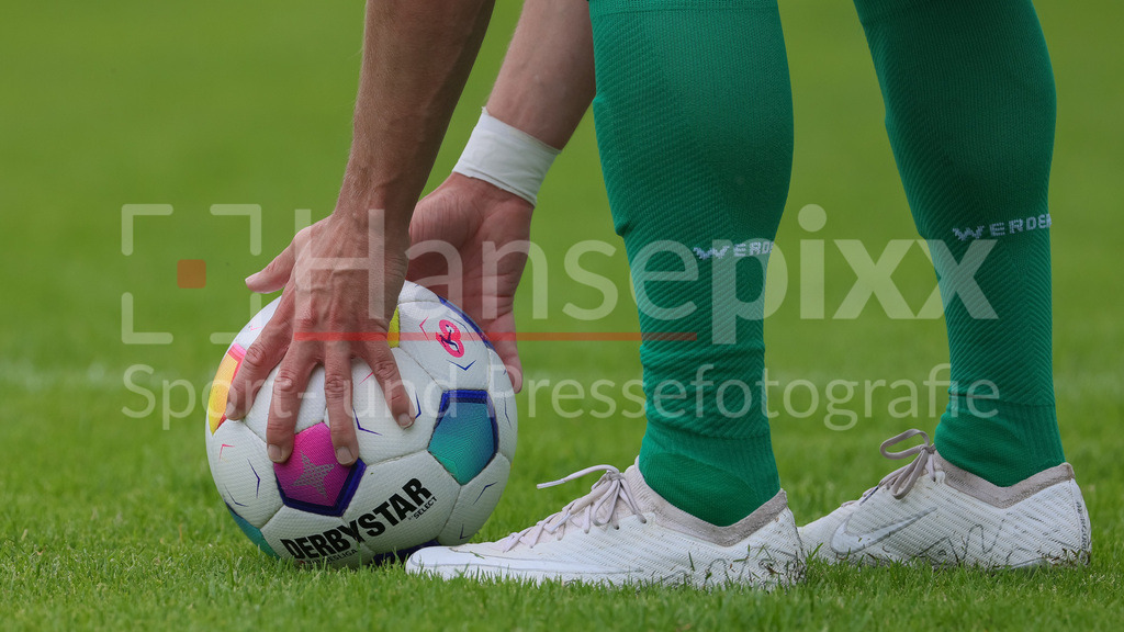 Fussball, Relegation Regionalliga Nord, SV Werder Bremen II - Holstein Kiel II | v.li.: Der Spielball wird von zwei Händen auf das Spielfeld gelegt, liegt auf dem Spielfeld, Rasen, Bundesliga, Derbystar, Brillant APS, Symbolfoto, Symbolbild Fussball, Fußball, Ball, Füße, Füsse, Schuhe, Beine