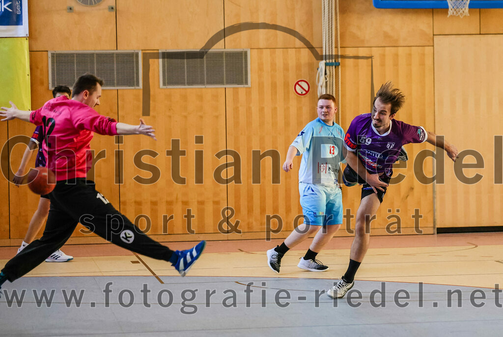 2024-01-28_085_SpVgg_Altenerding_II_gegen_HSG_Schwab-kirchen | Erding, Deutschland, 28.01.2024:
Handball, Bezirksklasse Männer Staffel Süd West 2023 / 2024, 9. Spieltag, SpVgg Altenerding gegen HSG Schwab/kirchen, Endergebnis: 30:24

Julian Weidmann (HSG Schwab/kirchen, #12), Jonathan Zeidler (SpVgg Altenerding, #69)

Foto: Christian Riedel / fotografie-riedel.net