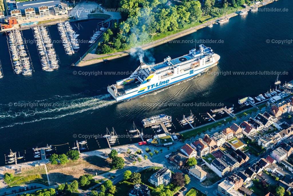 Travemünde_Tt_Line_Fährschiff_Akka_ELS_8308030622 | LüBECK 03.06.2022 Fahrt eines Fähr- Schiffes der TT-Line auf der Trave in Travemünde an der Ostseeküste im Bundesland Schleswig-Holstein, Deutschland. Weiterführende Informationen bei: TT-Line GmbH & Co. KG. // Ride a ferry ship der TT-Line auf of Trave in Travemuende at the baltic coast in the state Schleswig-Holstein, Germany. Further information at: TT-Line GmbH & Co. KG. Foto: Martin Elsen