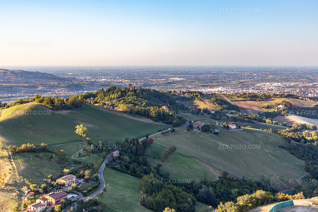Aerial view: Montegibbio Castle Castello di Montegibbio in Sassuolo in the state Modena, Italy. – Photo: IMG_134648.jpg taken on 09/19/2022 by Werner Riehm/FLY-FOTO.com – Resolution of the original: 5044 x 3363 px – Castello Di Montegibbio