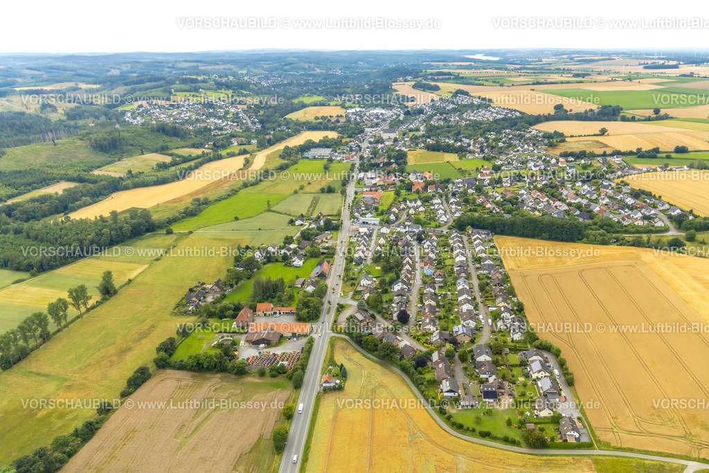Warstein240713778Muelheim | Luftbild, Wohngebiet Ortsansicht Mülheim, Bundesstraße B516 und Fernsicht, Mülheim, Warstein, Sauerland, Nordrhein-Westfalen, Deutschland