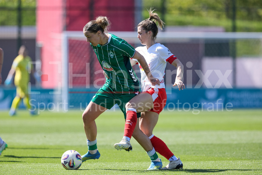 Fussball, Google Pixel Frauen-Bundesliga, RB Leipzig - SV Werder Bremen | v.li.: Larissa Mühlhaus (SV Werder Bremen, 7) und Sandra Starke (RB Leipzig, 13) im Zweikampf, Duell, Dynamik, Aktion, Action, Spielszene, DIE DFB-RICHTLINIEN UNTERSAGEN JEGLICHE NUTZUNG VON FOTOS ALS SEQUENZBILDER UND/ODER VIDEOÄHNLICHE FOTOSTRECKEN. DFB REGULATIONS PROHIBIT ANY USE OF PHOTOGRAPHS AS IMAGE SEQUENCES AND/OR QUASI-VIDEO.