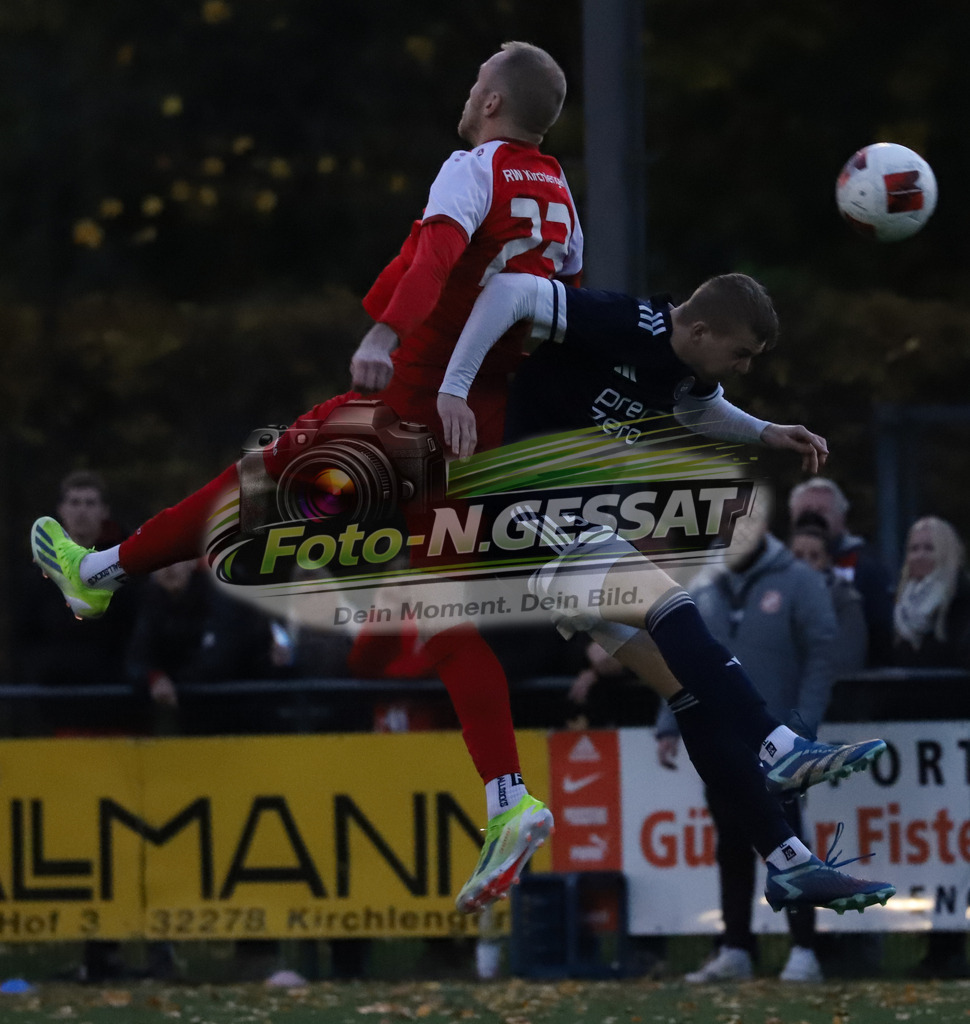 FC RW Kirchlengern - SVKT 07 Minden | Auf dem Bild zu sehen: rot FC RW Kirchlengern: Lennard Wüllner ; blau SVKT 07 Minden: Tom MülmenstädtFC RW Kirchlengern, SVKT 07 Minden, Saison 25/26, Landesliga, Kirchlengern, Deutschland - Realisiert mit Pictrs.com