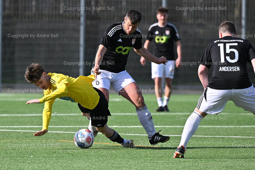 MTV Dänischenhagen (schwarz) vs TSV Altenholz (gelb) | Christoph Kloss (Dänischenhagen #6) &amp; Max-Peter Andersen (Dänischenhagen #15) vs Paul Siegmund (TSVA #5) / Fußball-Verbandsliga Ost Männer 2025/2026 / MTV Dänischenhagen (schwarz) vs TSV Altenholz (gelb) / Platz C - Kunstrasenplatz / Dänischenhagen / 11.04.26 - Realisiert mit Pictrs.com