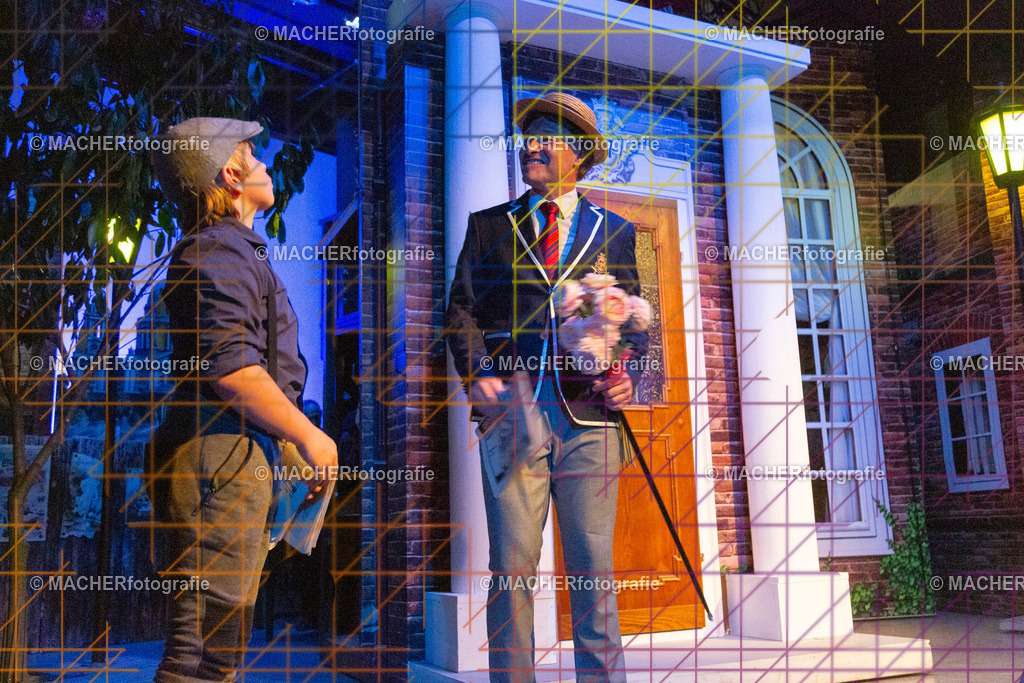 286_MFL-2025 | Portraitbilder von Regisseur; Darsteller; Techniker; Maske; Kostüme; Chor; Musiker; Bilderserie der Generalprobe und der Premierenvorstellung, Szenenbilder; Ausdrucksstudien; Bühnenüberblick; Bühnenkulissen; Pressefotos inkl. Redaktionsfoto Darstellergruppe.