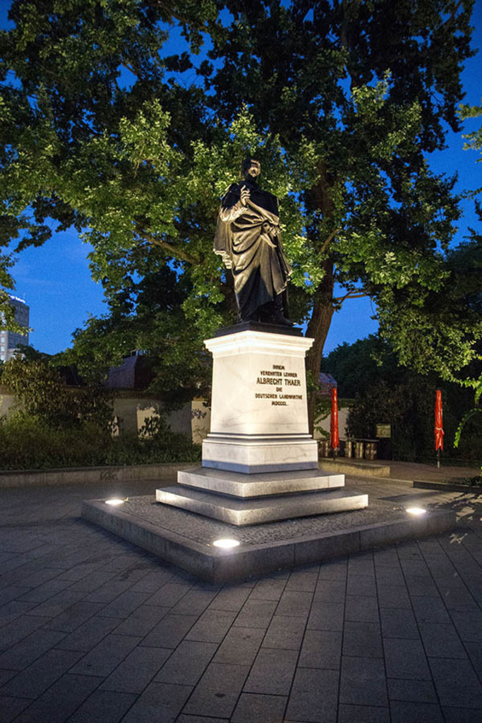 Albrecht-Thaer-Denkmal | Das Team hinter BILDLEXIKON LEIPZIG bündelt historische wie aktuelle Informationen über die Stadt Leipzig in Text und Bild auf einer Plattform und stellt diese der interessierten Öffentlichkeit zur Verfügung.