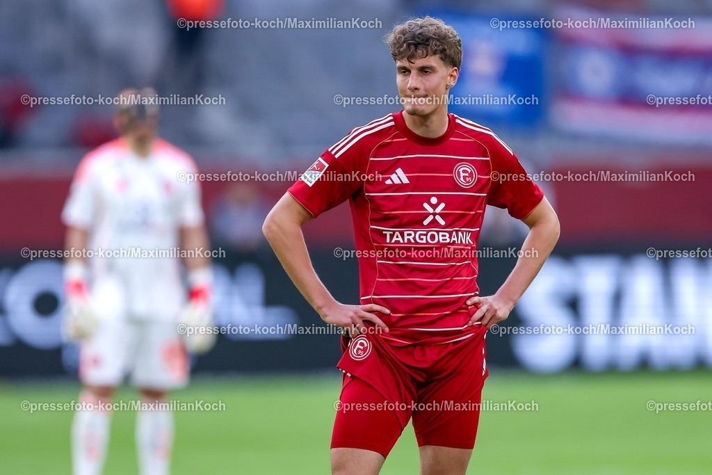 F9510042601044 | 10.04.2026, Fußball, Fortuna Düsseldorf - Holstein Kiel, 2. Fußball Bundesliga, Herren, Merkur Spiel-Arena, 29. Spieltag, Saison 2025 2026: Luca Raimund&nbsp;(Fortuna Düsseldorf #07) steht enttäuscht Enttäuschung auf dem Spielfeld  DFB regulations prohibit any use of photographs as image sequences and or quasi-video.