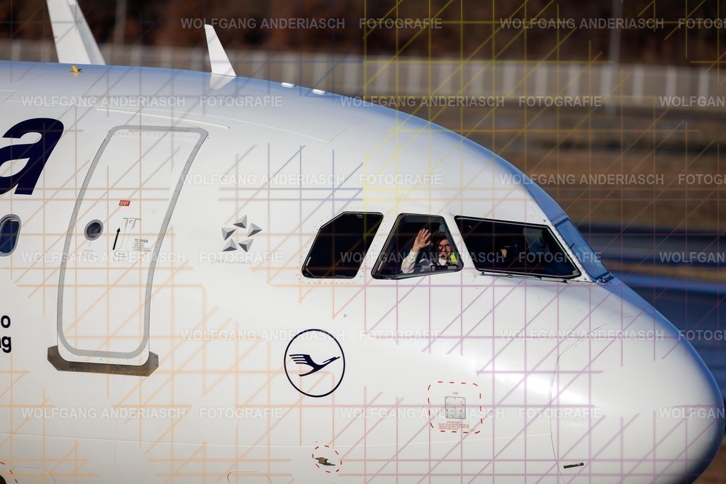 2026102-105557_EDDF_NW_TAXI_R3C_0218 | Im Cockpit des Flughafen Frankfurt am Main tragen Piloten und Pilotinnen täglich enorme Verantwortung. Konzentration, Erfahrung und Vertrauen im Team prägen diese besonderen Momente. Jeder Blick auf Instrumente, jede Entscheidung steht für Sicherheit, Präzision und Professionalität – eine stille Wertschätzung für Menschen, die Fliegen möglich machen. - Realisiert mit Pictrs.com