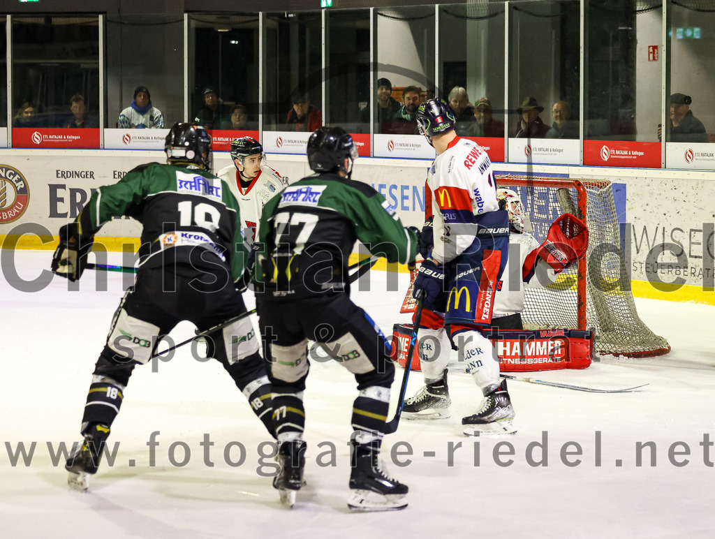2023-02-19_132_TSV_Erding_gegen_VfE_Ulm-Neu-Ulm | Erding, Deutschland, 19.02.2023:
Eishockey, Bayernliga Meisterrunde Gruppe B 2022 / 2023, 5. Spieltag, TSV Erding gegen VfE Ulm/Neu-Ulm, Endergebnis: 

Daniel Krzizok (Erding Gladiators, #18), Philipp Michl (Erding Gladiators, #77), Felix Anwander (VfE Ulm/Neu-Ulm e. V., #11), Torwart David Heckenberger (VfE Ulm/Neu-Ulm e. V., #3)

Foto: Christian Riedel / fotografie-riedel.net