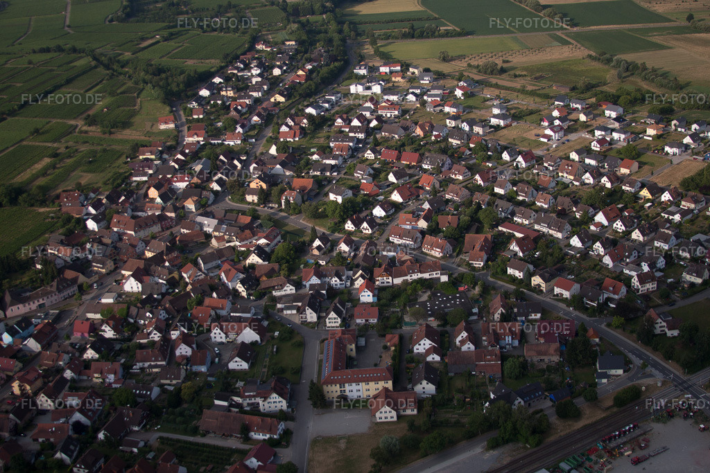 Luftbild: Ortsansicht der Straßen und Häuser der Wohngebiete in Gottenheim im Bundesland Baden-Württemberg in Deutschland. Foto: IMG_68201.jpg vom 19.06.2014 durch Werner Riehm/FLY-FOTO.de