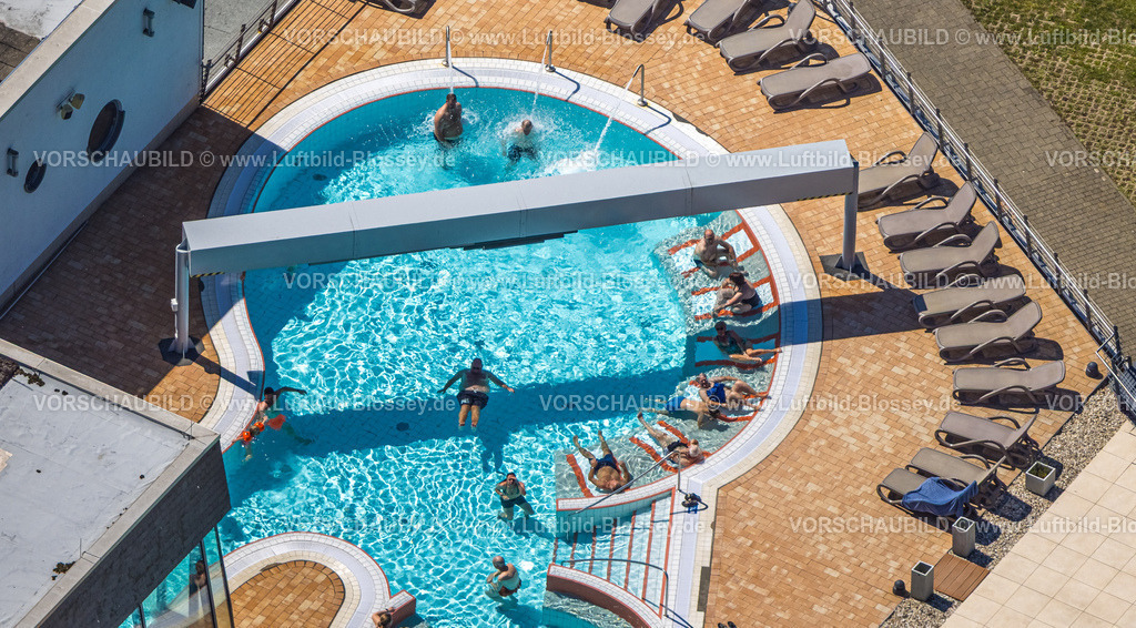 Olpe250810503 | Luftbild, Solebecken des Freizeitbad Olpe, Freibad und Hallenbad mit Sonnenliegen, Olpe-Stadt, Olpe, Sauerland, Nordrhein-Westfalen, Deutschland