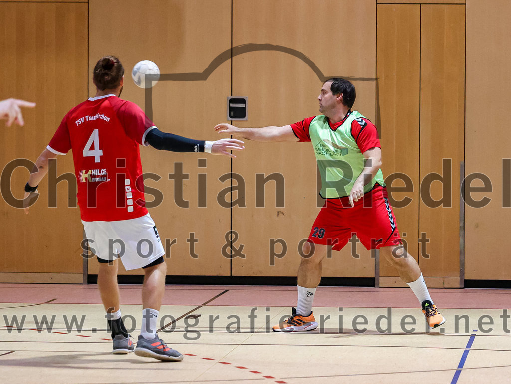 2022-10-01_005_SpVgg_Altenerding_II_gegen_TSV_Taufkirchen-Vils | Erding, Deutschland, 01.10.2022:
Handball, Bezirksklasse Männer 2022 / 2023, 1. Spieltag, SpVgg Altenerding II gegen TSV Taufkirchen/Vils, Endergebnis: 21:32

Thomas Anhoffer (TSV Taufkirchen/Vils, #4), Simon Klawe (SpVgg Altenerding, #29)

Foto: Christian Riedel / fotografie-riedel.net