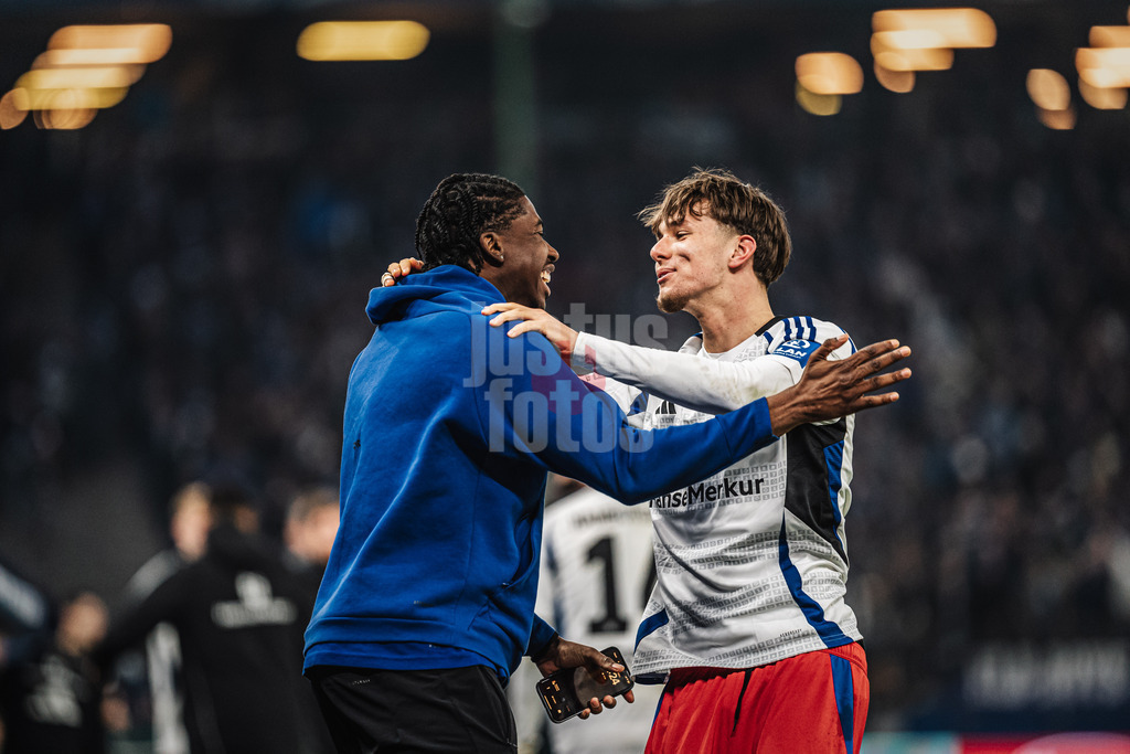 Fußball | Männer | Saison 2024/2025 | 2. Fußball-Bundesliga | 25. Spieltag | Hamburger SV vs. Fortuna Düsseldorf | 08.03.2025 | v.l. Joel Agyekum (HSV) und Otto Emerson Stange (#49, HSV) nach dem Torjubel
