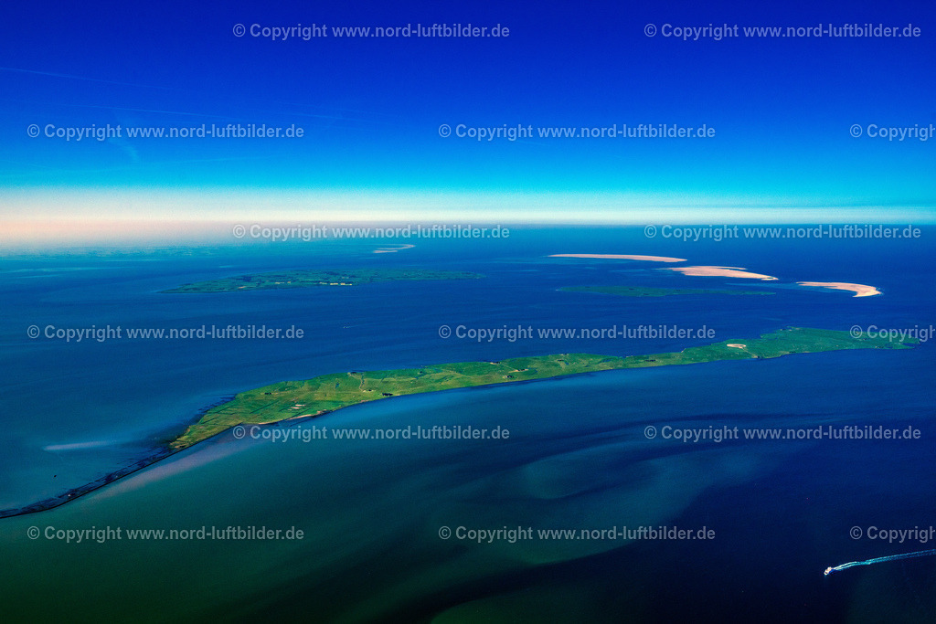 Hallig_Langeness_ELS_7527100623 | LANGENEß 10.06.2023 Grasflächen- Strukturen einer Hallig- Landschaft der Nordsee - Insel in Langeneß Nordfriesland im Bundesland Schleswig-Holstein, Deutschland. // Green space structures a Hallig Landscape the North Sea island in Langeness North Friesland in the state Schleswig-Holstein, Germany. Foto: Martin Elsen