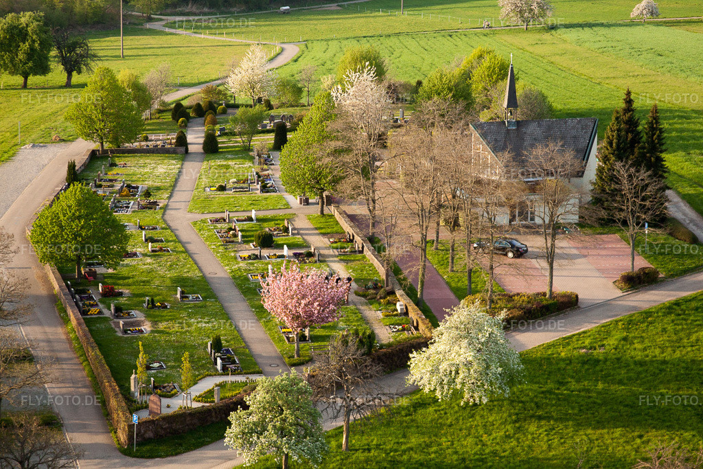 Luftbild: Friedhof im Ortsteil Völkersbach in Malsch im Bundesland Baden-Württemberg in Deutschland. Foto: IMG_26936.jpg vom 28.04.2010 durch Werner Riehm/FLY-FOTO.de