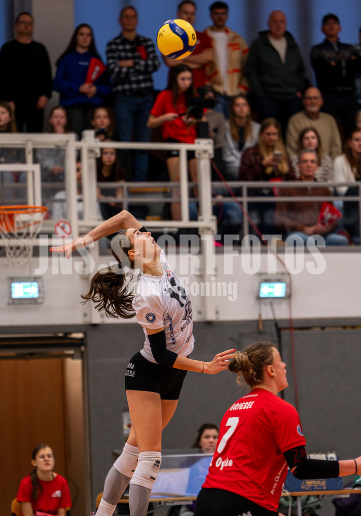 Volleyball I Frauen I Saison 2025-2026 I 2 Bundesliga Pro I 17. Spieltag VFL Oythe - VC Stralsund I 1770 | Annelis Lotte Tyws (13,VFL Oythe) - Realisiert mit Pictrs.com