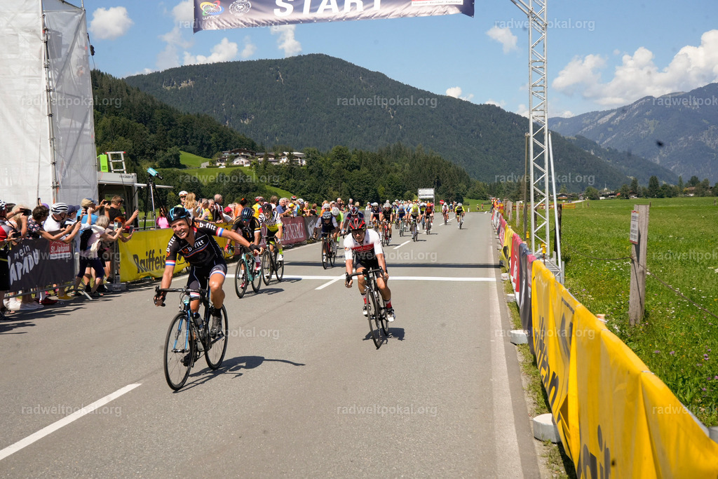 667_20230817_Bewerb_Maenner_Muehlanger | AUT - OESTERREICH, 2023-08-16: SPORT RENNRAD-FAHREN - 55. INTERNATIONALER RADWELTPOKAL IN ST. JOHANN IN TIROL  - Vintage-Radrennen mit WM-Bronze-Medaillen-Siegerin Christina Schweinberger, den Teilnehmer und Alexander Baumann (vom Orginastions-Team) - TAG 2 BEWERB MAENNER IN SECHS GRUPPEN  ; Foto: Roland Muehlanger
