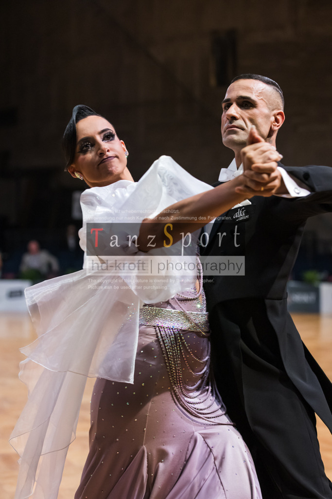 20250821_WDSF-SenI-Std-R3_4522 | Tanzsportbilder, Standardtanz, Lateintanz, WDSF, DTV, LTVB, dancecomp, goc, hessen tanzt, blaues band der spree, walzer, tango, wiener walzer, slowfox, quickstepp, samba, rumba, cha-cha-cha, paso doble. jive, hd-kroft photography, turniertanzsport