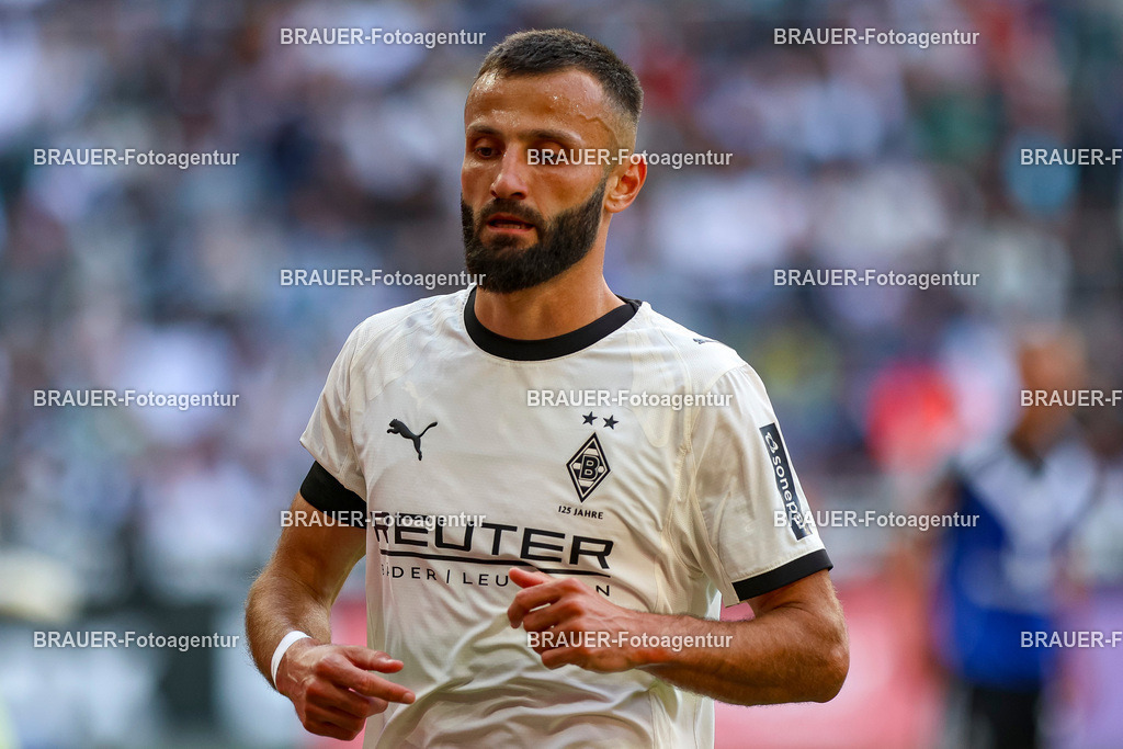 Borussia Mönchengladbach vs Hamburger SV - Bundesliga  | Mönchengladbach, Deutschland, 24.08.25:   Franck Honorat (Borussia Mönchengladbach) schaut waehrend des Spiels der Bundesliga zwischen Borussia Mönchengladbach vs Hamburger SV im Stadion im Borussia Park(Foto von Brauer-Fotoagentur / Adrian Schlueter)