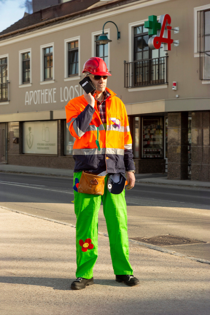 Umzug2025-228_9958 | Fotostrecke: FASCHINGSUMZUG 2025 in Loosdorf. 22 Masken(gruppen)-Teilnehmer: Loosdorfer Vereine, Wirtschaftstreibende, Gemeindeabordnungen sowie Kreditinstitute. rund 700 Besucher entlang der Hauptstrasse. Veranstaltungs-Sicherung durch Mannschaft der FF-Loosdorf mit schwerem Gerät. Maskenprämierung am EKZ-Platz durch Bgm. Thomas Vasku in den Kategorien: Bester Festwagen (Fa. gkonzept-Groissenberger; Beste Personengruppe-ASK-Loosdorf; Beste Einzelperson; Weiteste Anreise-FF Schollach;