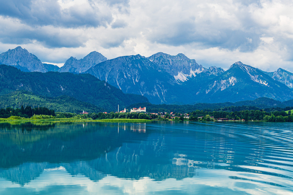 Blick über den Forggensee auf die Allgäuer Alpen bei Füssen | Blick über den Forggensee auf die Allgäuer Alpen bei Füssen.