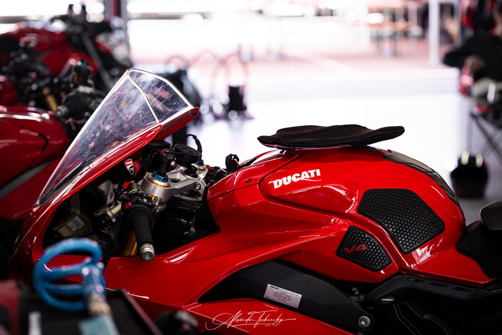 Ducati Trackday Hockenheimring 2026 | Entdecken Sie die faszinierende Welt von Alexander Tschuncky Arts: Kreative Fotografie, atemberaubende Automobilkunst und hochwertiger Bilderdruck. Lassen Sie sich inspirieren! - Realisiert mit Pictrs.com