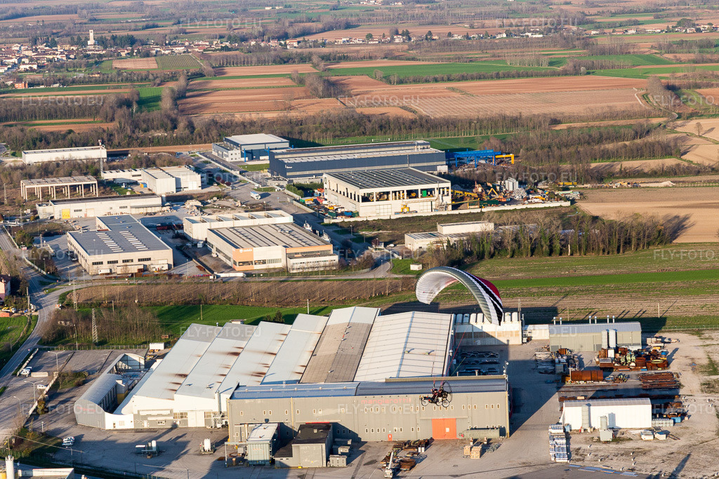 Vue aérienne: Vue de la ville à Panellia di Sedegliano dans le département Frioul-Vénétie Julienne, Italie. Photo: IMG_105572.jpg prise le 07/04/2018 par Werner Riehm/FLY-FOTO.eu – Résolution de l'original: 5472 x 3648 px