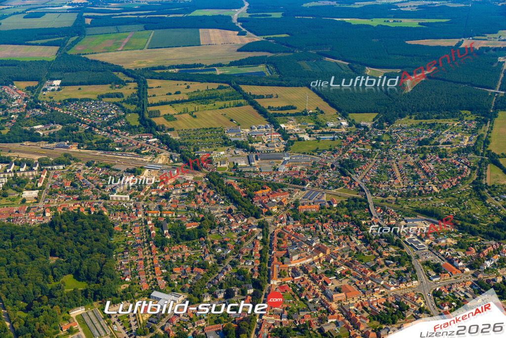Bild der Stadt Ludwigslust - Die Luftaufnahme wurde 2025 vom UL-Flugzeug heraus erstellt ( keine Drohne ) - Hochauflösende Luftaufnahme - für professionelle Ausdrucke geeignet. Die Geschenkidee !Hier alle&nbsp;Infos zur Lizenzierung der LuftaufnahmeWir fliegen auch dieses Jahr wieder in Ihre Region um Luftbilder zu erstellen.- Luftbild anfragen